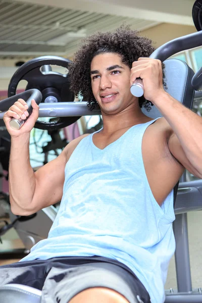 Hombre en un gimnasio — Foto de Stock