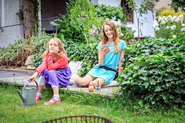 Meisje in de tuin — Stockfoto
