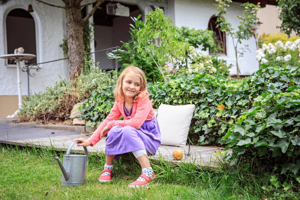 Lány a kertben — Stock Fotó