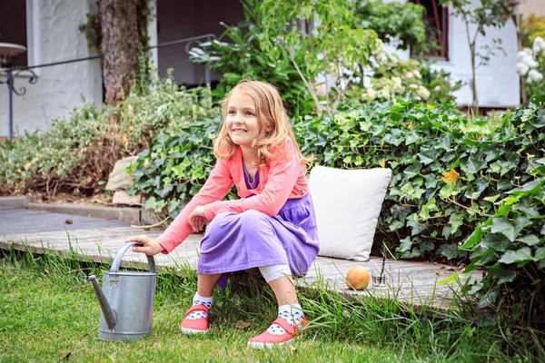 Menina no jardim — Fotografia de Stock