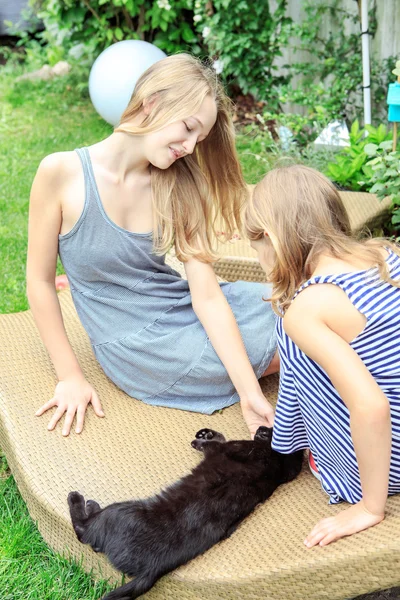 Ragazza in giardino — Foto Stock