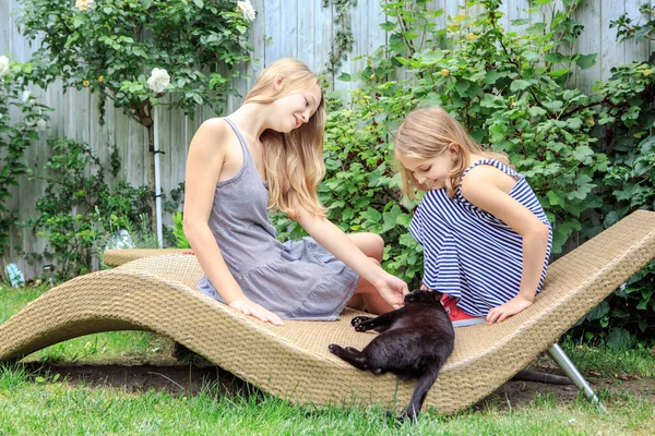 Meisje in de tuin — Stockfoto