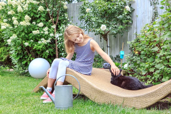 Mädchen im Garten — Stockfoto