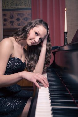 Genç kadın piyanist