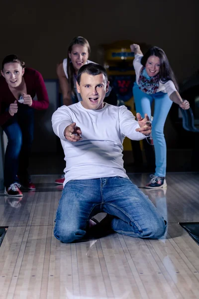 Menschen beim Bowling — Stockfoto