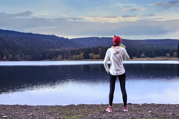 Joggen door het meer — Stockfoto