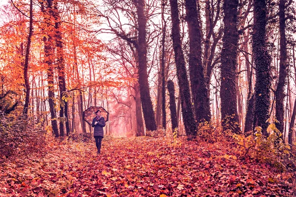 Sonbahar parkındaki kadın. — Stok fotoğraf