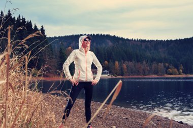 Göl kenarında koşu