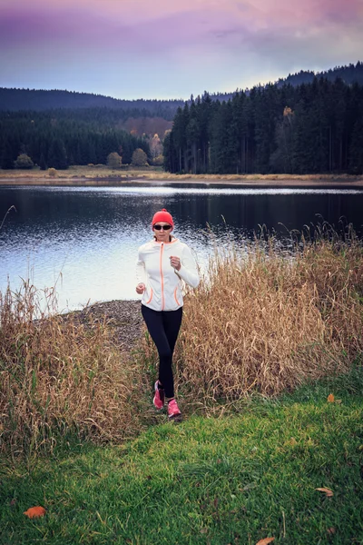 Joggen door het meer — Stockfoto