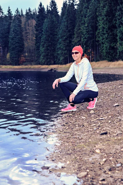 Jogging by the lake — Stock Photo, Image