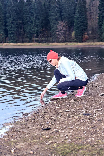 Jogging by the lake — Stock Photo, Image