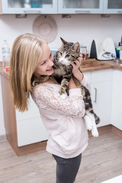 Menina e gato — Fotografia de Stock