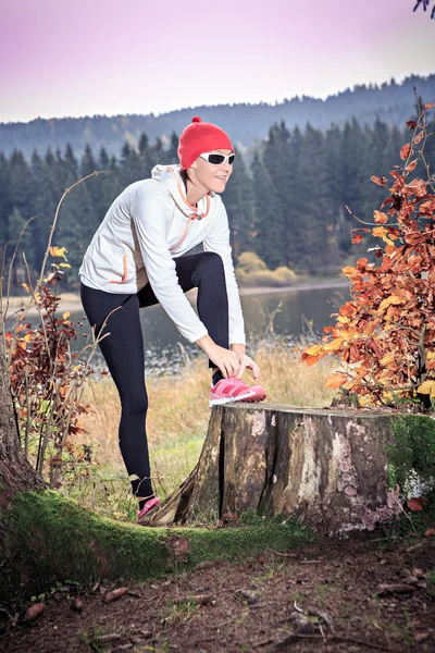 Jogging junto ao lago — Fotografia de Stock