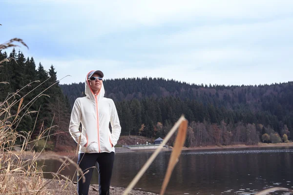 Jogging oleh danau — Stok Foto