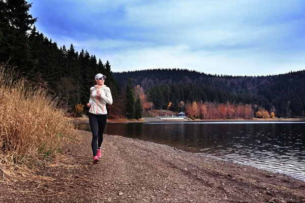 Jogging vid sjön — Stockfoto