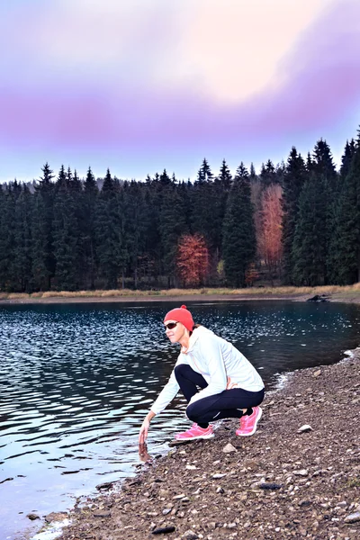 Jogging junto ao lago — Fotografia de Stock