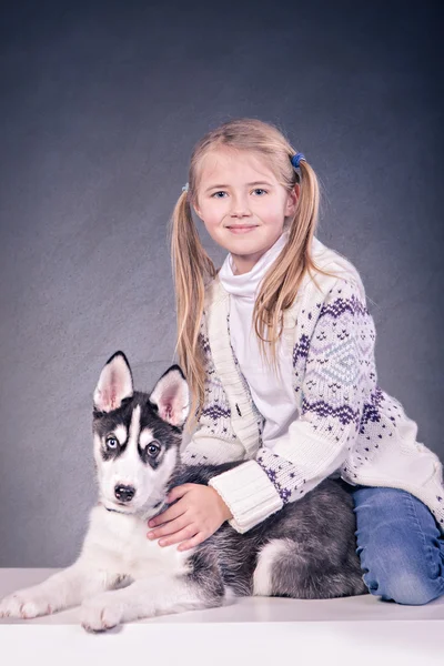 Meisje met een husky pup — Stockfoto