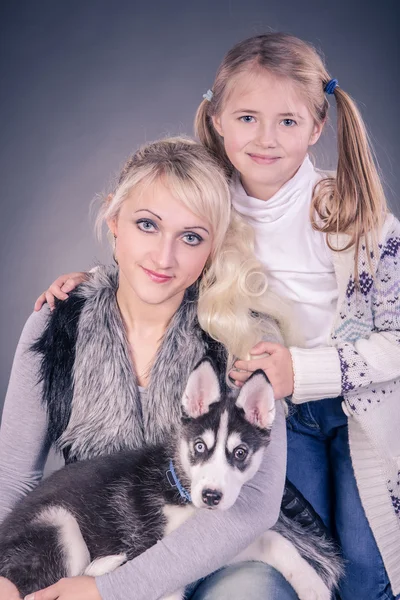 Vrouw met een husky pup — Stockfoto