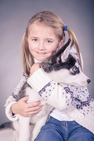 Flicka med en husky valp — Stockfoto