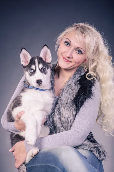 Vrouw met een husky pup — Stockfoto