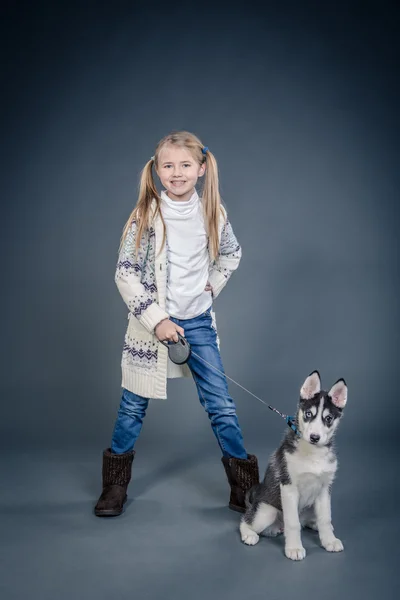 Girl with husky puppy — Stock Photo, Image