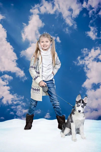 Flicka med en husky valp — Stockfoto