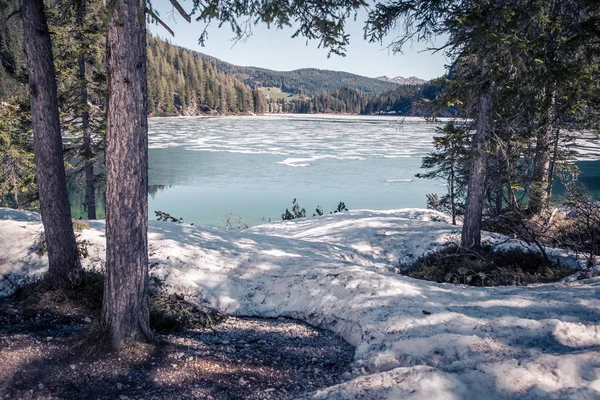 Schöner Blick auf den Pragser Wildsee — Stockfoto