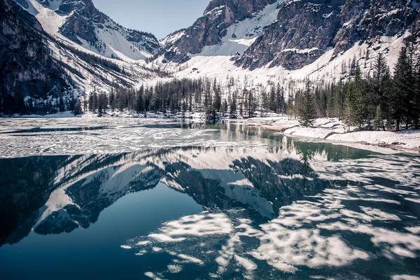 Vacker utsikt över Pragser Wildsee — Stockfoto