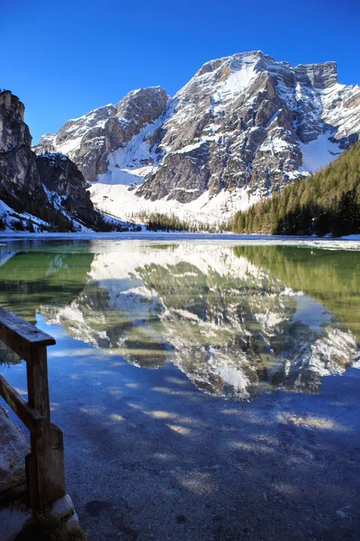 Prachtig uitzicht van Pragser Wildsee — Stockfoto