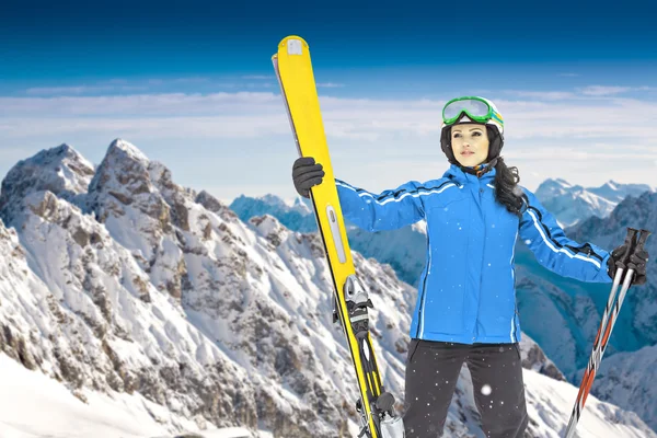 Vrouwelijke skiër — Stockfoto