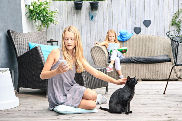 Meisjes in de tuin — Stockfoto