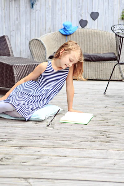 Meisje in de tuin — Stockfoto