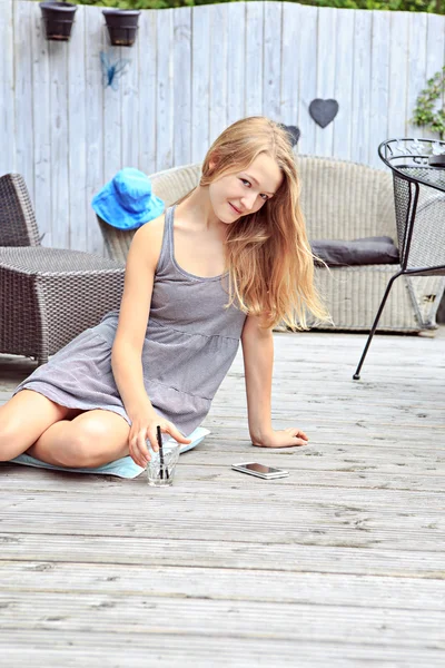 Ragazza in giardino — Foto Stock