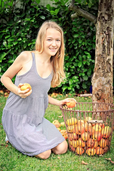 Chica en el jardín —  Fotos de Stock