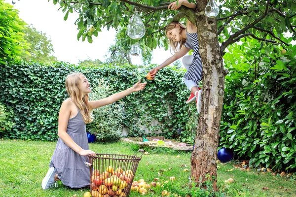 Mädchen im Garten — Stockfoto