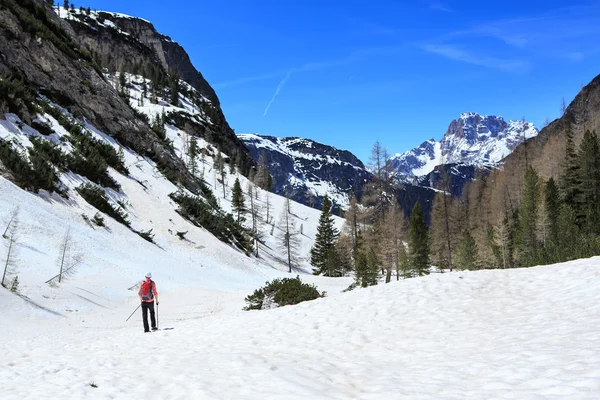 Woman hiking in Drei Zinnen — Stock Photo, Image