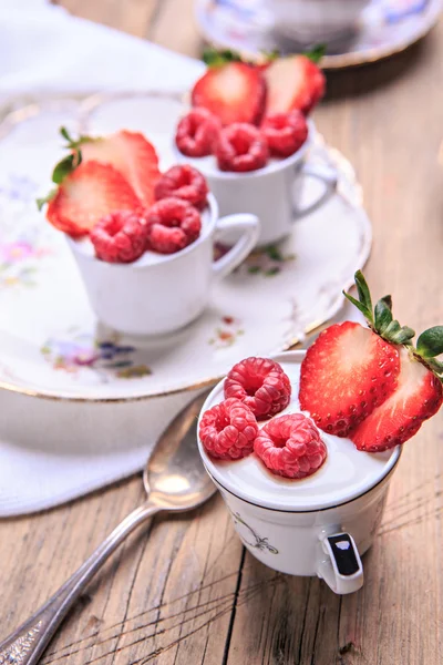 Dessert with raspberries and strawberries — Stock Photo, Image