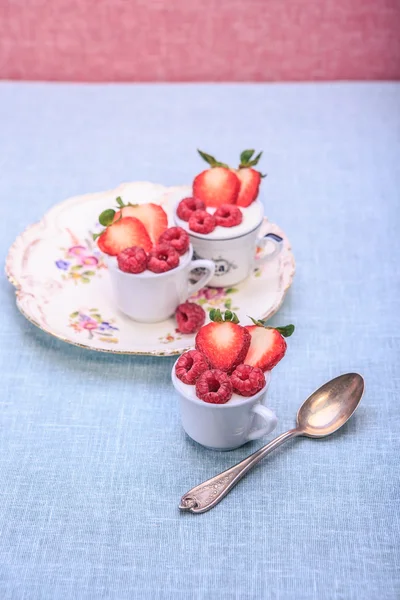 Dessert with raspberries and strawberries — Stock Photo, Image