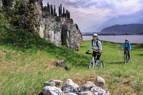 Mountain bike fino alla vetta — Foto Stock