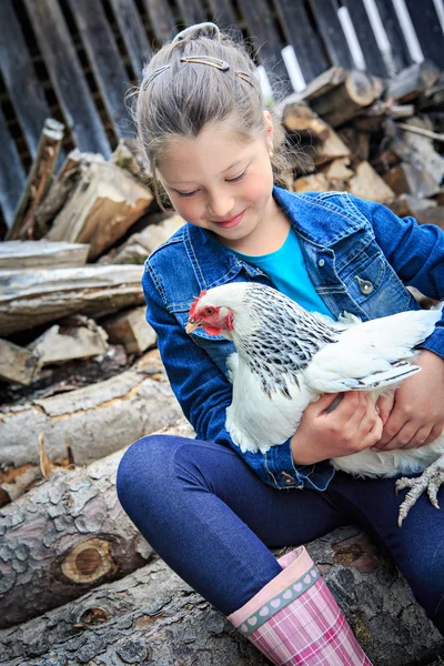 Menina com uma galinha — Fotografia de Stock