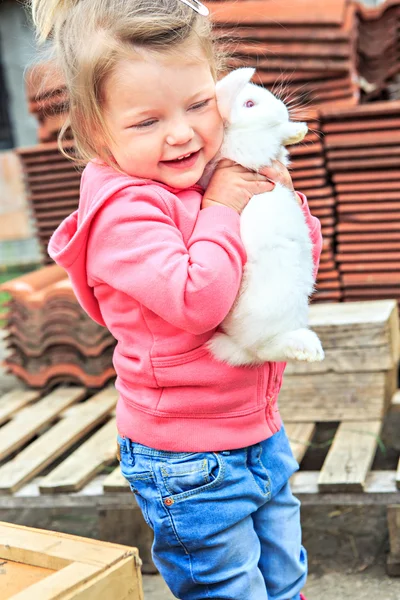 Ragazzina con un coniglio — Foto Stock