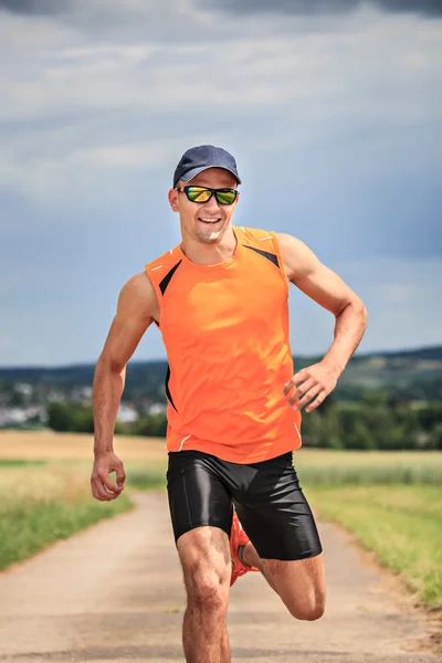 Mężczyzna jogging w dziedzinie Obrazy Stockowe bez tantiem