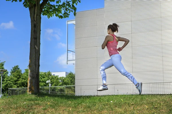 Ung kvinna jogging — Stockfoto