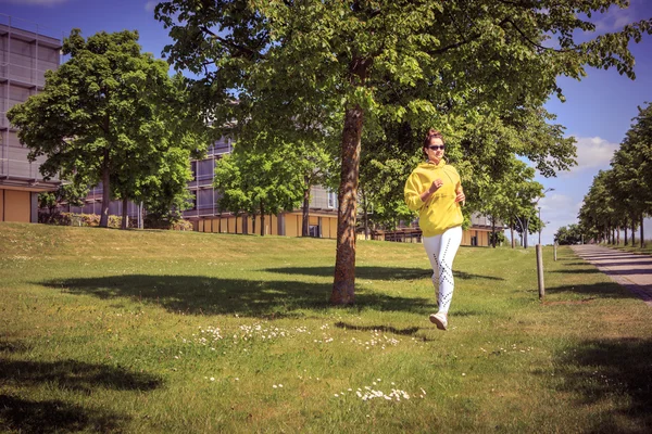 Donna che fa jogging nel parco — Foto Stock