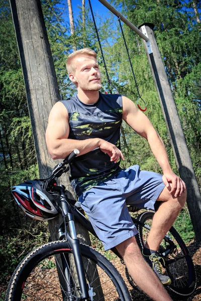 Mann ruht sich nach Training aus — Stockfoto