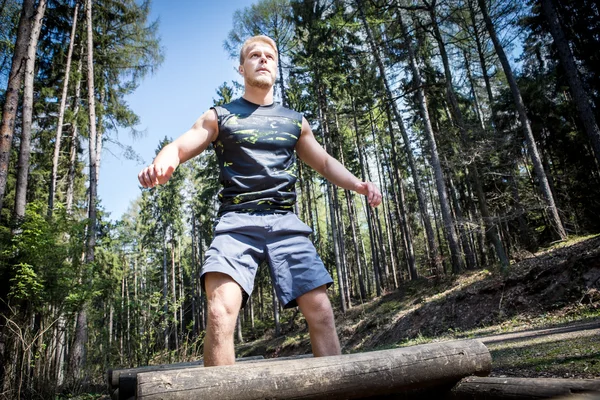 Jovem treinando na floresta — Fotografia de Stock