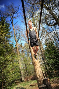 Ormandaki eğitim genç adam