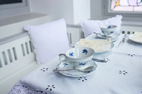 Tea cups served on table — Stock Photo, Image