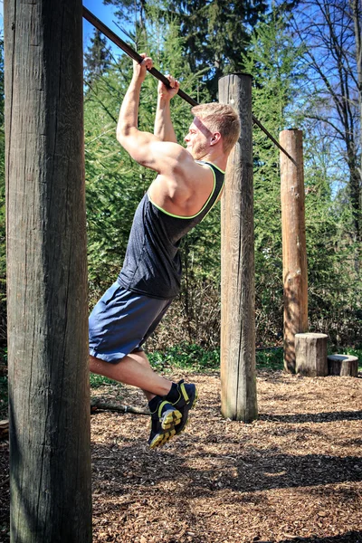 Junger Mann trainiert im Wald — Stockfoto