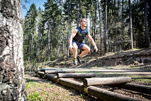 Junger Mann trainiert im Wald — Stockfoto